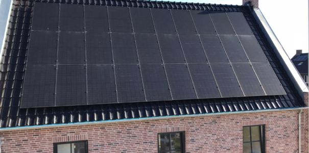Installatie van 87 zonnepanelen en elektra, 3 vrijstaande huizen, te Kesteren.