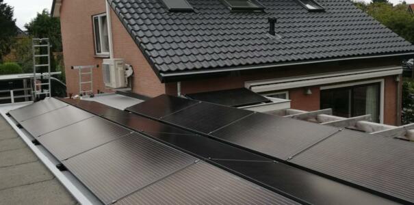 Glas/glas zonnepanelen geplaatst, te Geldermalsen