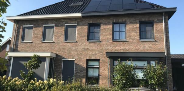 Duitse zonnepanelen geplaatst, te Kesteren