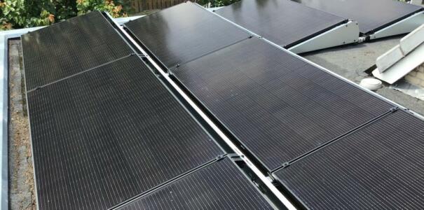 Zonnepanelen geplaatst, te Beesd