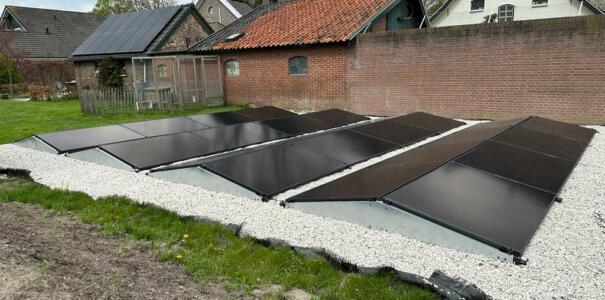 Duitse Glas/Folie zonnepanelen op de grond in de tuin geplaatst, te Heteren