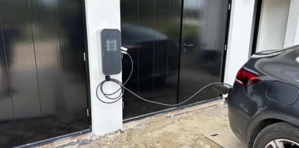 Hager E3DC batterij opslag geplaatst gecombineerd door energiemanagement systeem met een laadpaal en KNX