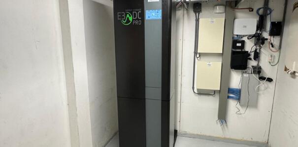 Hager E3DC batterij opslag geplaatst gecombineerd door energiemanagement systeem met een laadpaal en KNX